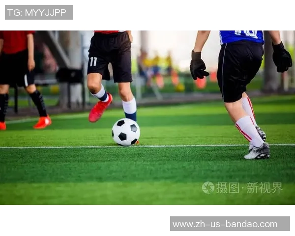 精彩瞬间射门足球照片捕捉运动员激情与技术的完美结合